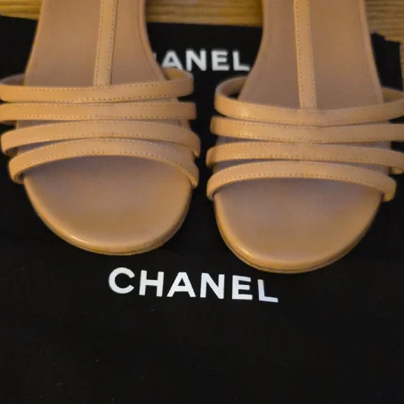 CHANEL Tan Lambskin Sandals with Intertwined Leather And Metal CC LOGO - Picture 4 of 13